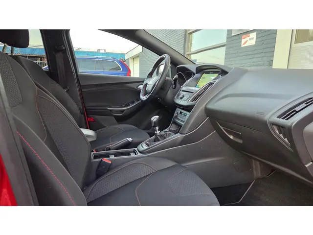 Ford Focus Wagon 1.5 Red Edition 2017 Benzine 22