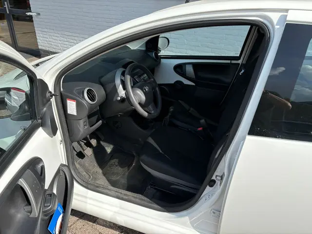 Toyota Aygo 1.0 VVT-i Now 2013 Benzine 12