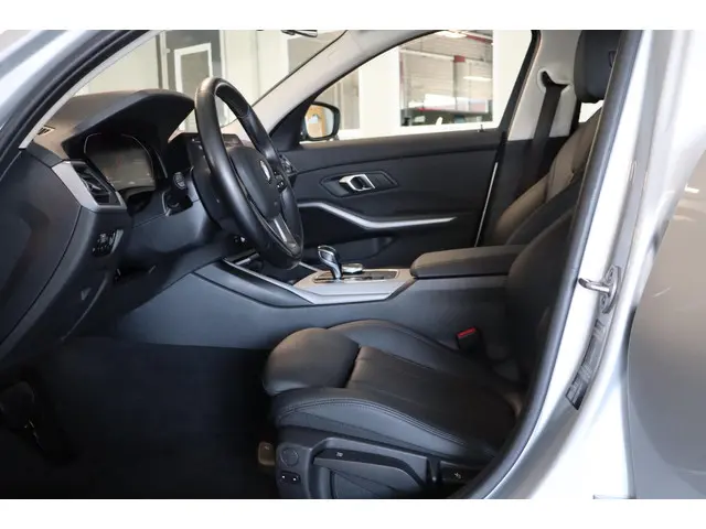 BMW 3 Serie Touring 318i Executive Edition 2021 Benzine 18
