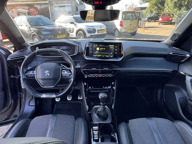 Peugeot 2008 1.2 PureTech GT-Line 2020 Benzine 27