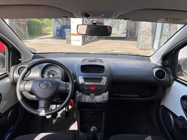 Toyota Aygo 1.0 VVT-i Now 2013 Benzine 11