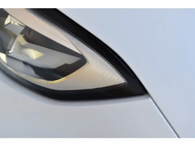 BMW 3 Serie 320i Executive Edition 2019 Benzine 31