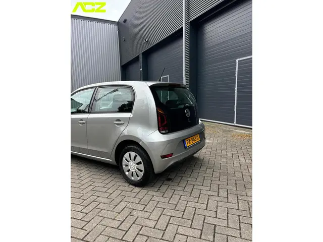 Volkswagen up! 1.0 BMT move up! 2017 Benzine 8