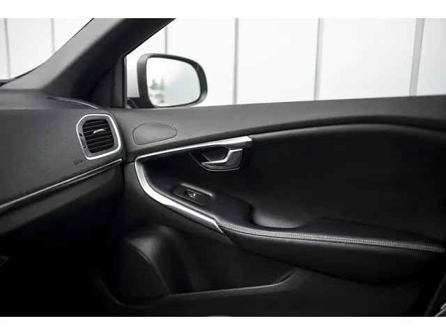 Volvo V40 T3 Benzine R-Design 2017 Benzine 27