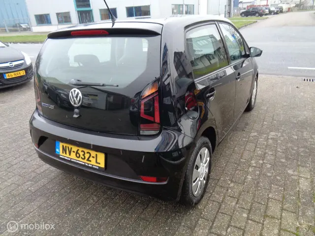 Volkswagen up! 1.0 BMT move up! 2017 Benzine 3