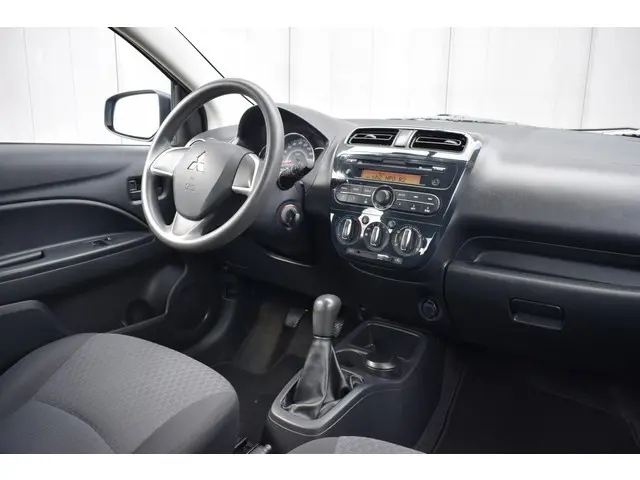 Mitsubishi Space Star 1.0 5Drs Cool+ 2017 Benzine 2