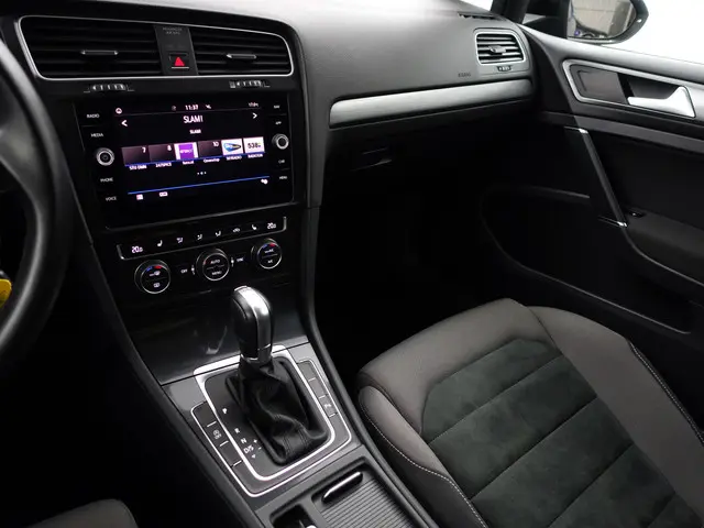 Volkswagen Golf 1.0 TSI R Line+ Aut- 2018 Benzine 8