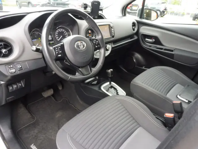 Toyota Yaris 1.5 Hybrid Aspiration 2017 Hybride Benzine 18