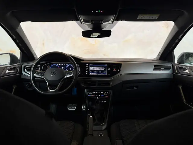 Volkswagen Polo 1.0 TSI R-Line 2024 Benzine 12