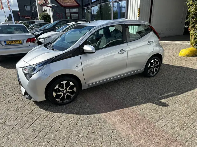Toyota Aygo 1.0 VVT-i x-play, AUTOMAAT 2021 Benzine 5