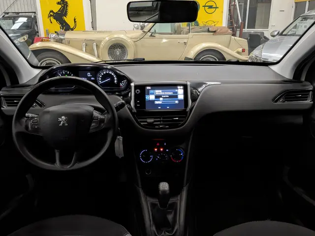 Peugeot 208 1.2 PureTech Blue Lease 2016 Benzine 9