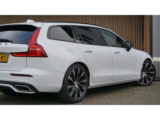 Volvo V60 2.0 T5 250pk R-Design 2019 Benzine 63