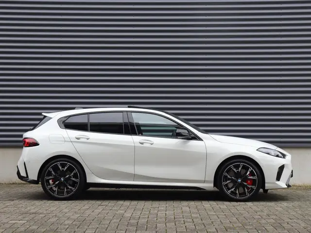 BMW 1 Serie 5-deurs 120 2025 Benzine 5