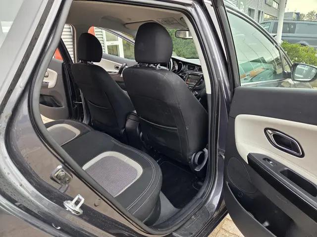 Kia cee'd Sportswagon 1.6 GDI Plus Pack 2013 Benzine 16