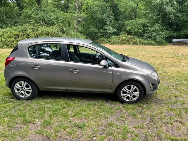 Opel Corsa 1.2-16V Anniversary Edition 2012 Benzine 4