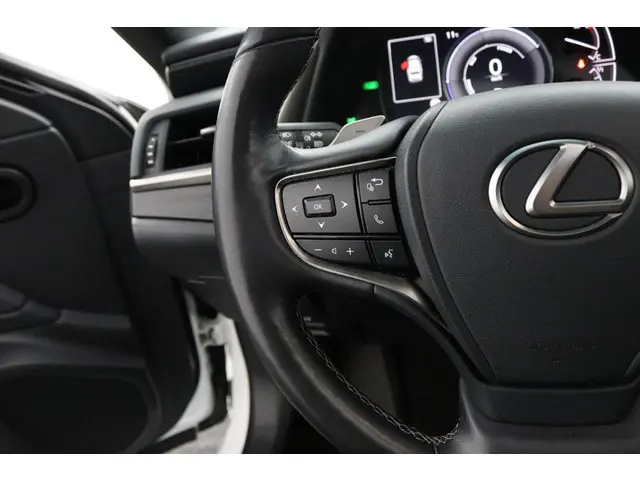 Lexus ES 300h Preference Line 2021 Hybride Benzine 19