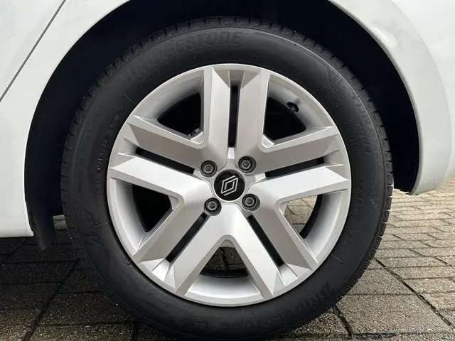 Renault Clio TCe 90 Evolution 2024 Benzine 33