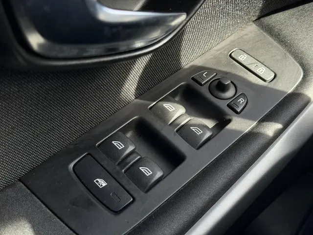 Volvo V40 1.6 T3 Kinetic 2013 Benzine 28