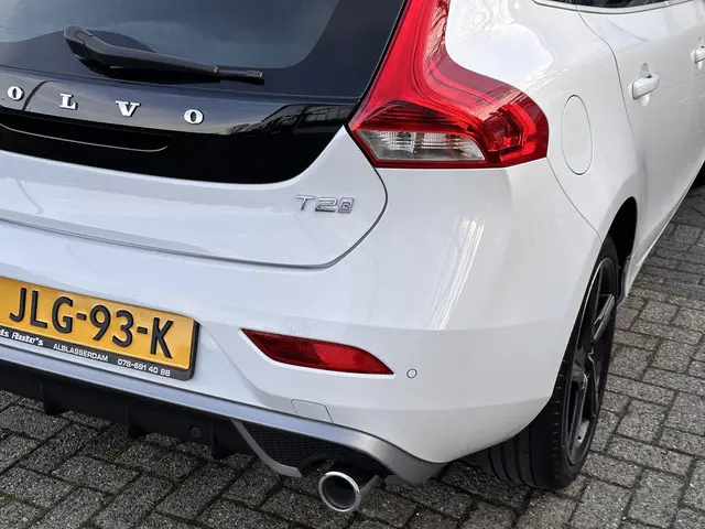 Volvo V40 2.0 T2 R-Design 2016 Benzine 13