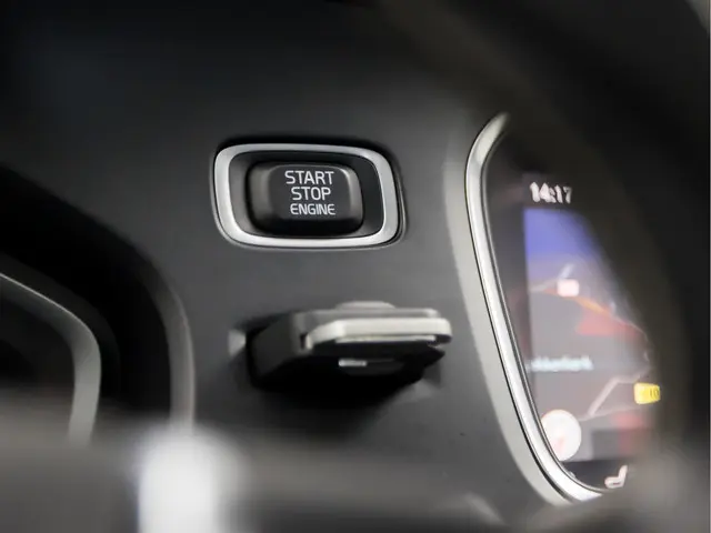 Volvo V40 2.0 T4 R-Design Sport 2018 Benzine 25
