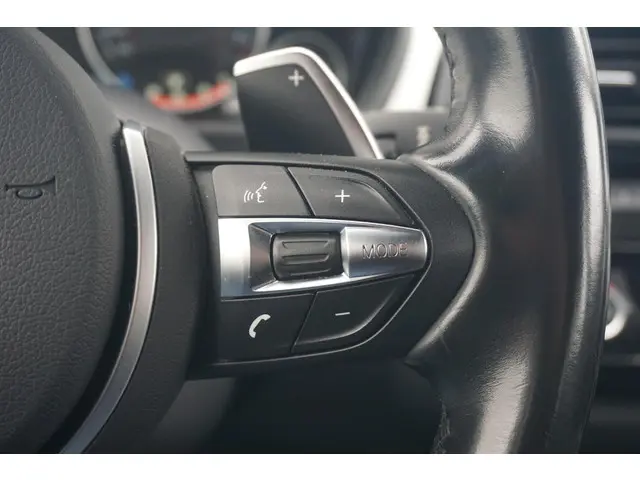 BMW 3 Serie Touring 320i 2017 Benzine 17