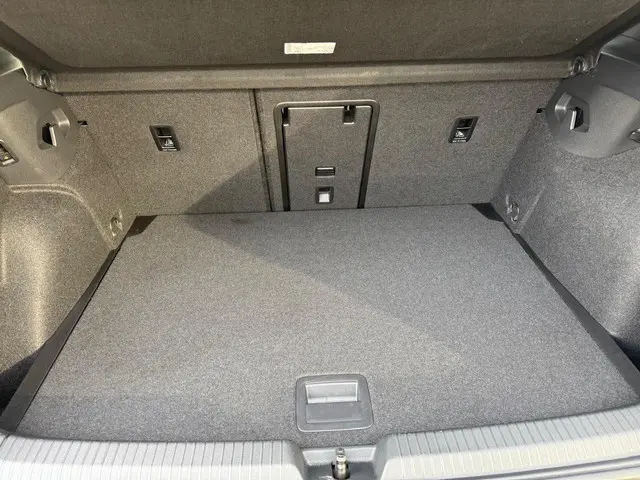 Volkswagen Golf 1.5 eTSI R-Line 2022 Benzine 40