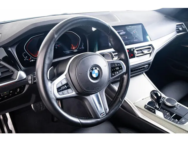 BMW 3 Serie 320i Business Edition 2021 Benzine 46