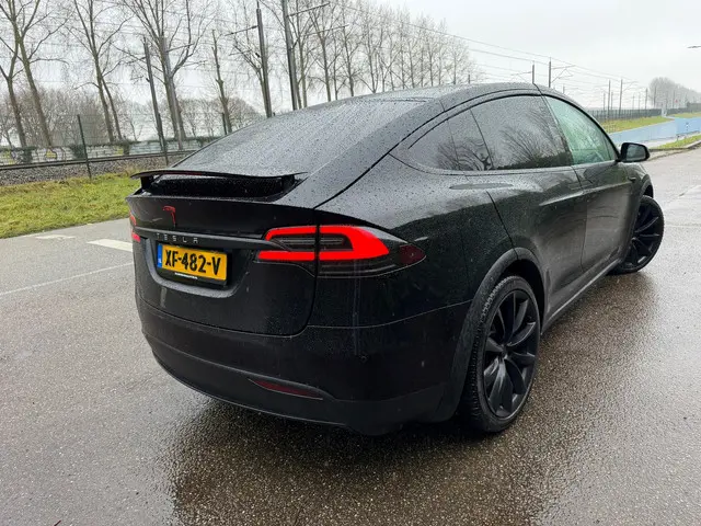 Tesla Model X 2