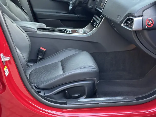 Jaguar XE 2.0 Portfolio 2015 Benzine 25