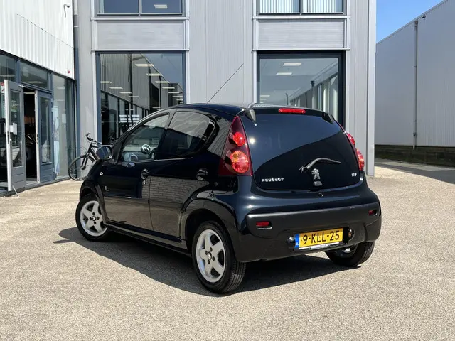 Peugeot 107 1.0 Black & Silver 2013 Benzine 24