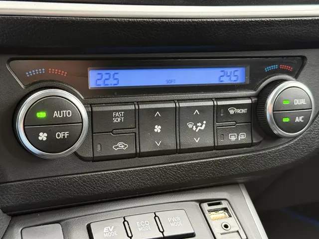 Toyota Auris 1.8 Hybrid Executive 2013 Hybride Benzine 18