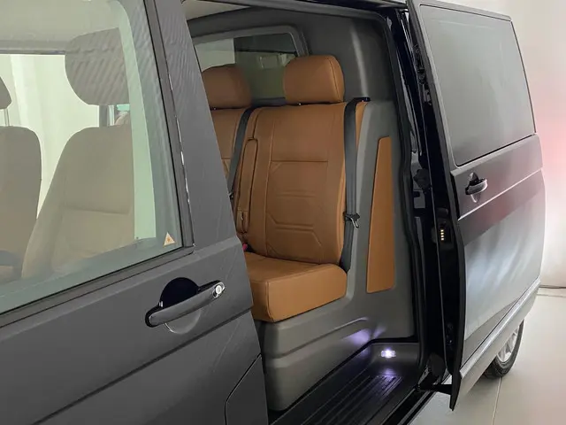 Volkswagen Transporter 2.0 TDI L2H1 30 DC 2021 Diesel 3