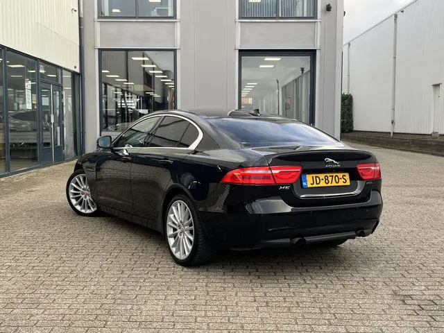Jaguar XE 2.0 Portfolio 2015 Benzine 6