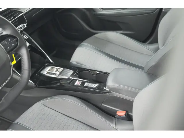 Peugeot 2008 PureTech 130 EAT8 Allure 2023 Benzine 32