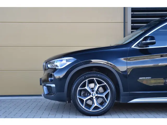 BMW X1 xDrive20i Executive 2017 Benzine 8