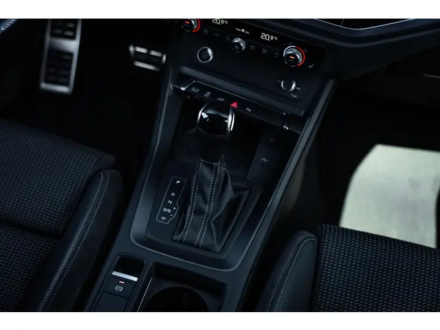 Audi Q3 45 TFSI e S edition 2022 Hybride Benzine 24