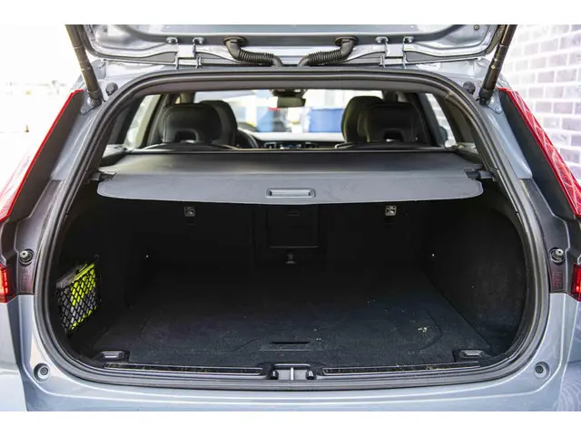 Volvo V60 2.0 B4 Plus Dark 2023 Benzine 31