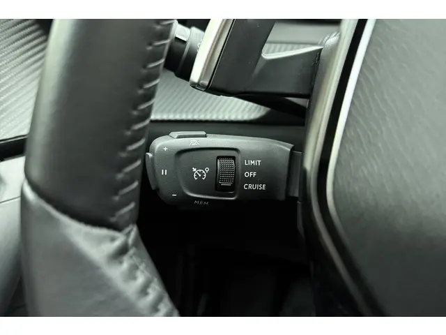 Peugeot 2008 1.2 Hybrid 145 Allure 2024 Hybride Benzine 22