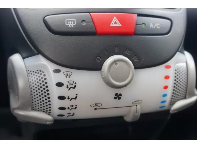 Peugeot 107 1.0 Active * Airco * LM Velgen * 2012 Benzine 9