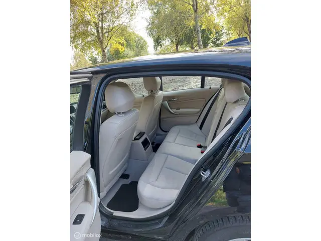 BMW 1 Serie 114i EDE Business Sport 2013 Benzine 42