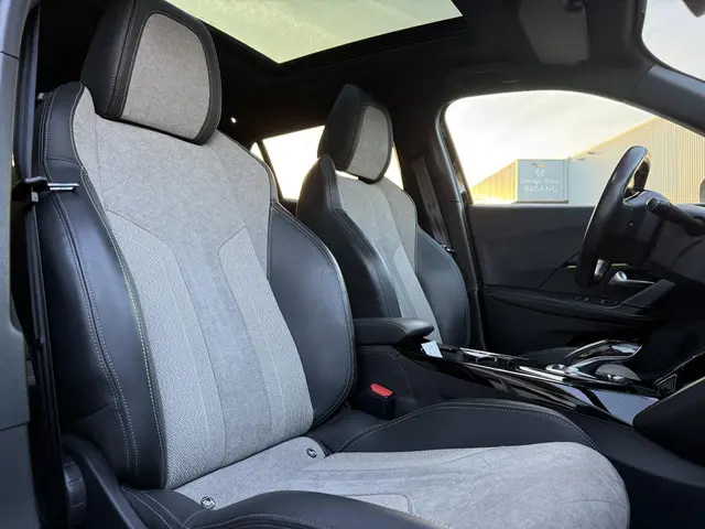 Peugeot e-2008 EV GT 50 kWh 2020 Elektrisch 12