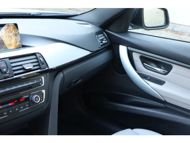 BMW 3 Serie 335i High Executive 2012 Benzine 24