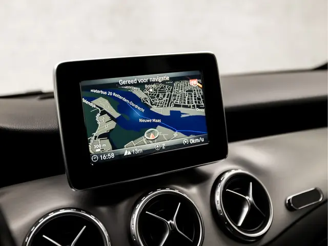 Mercedes-Benz GLA 200 AMG Sport 2015 Benzine 8