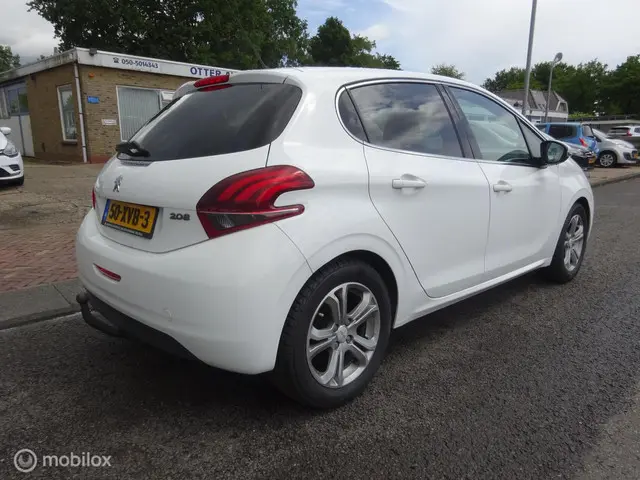 Peugeot 208 1.2 VTi Allure,Trekhaak,Nav!! 2012 Benzine 4