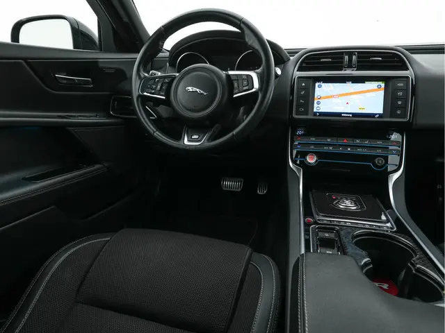 Jaguar XE 2.0 D R-Sport-Pack 2017 Diesel 7