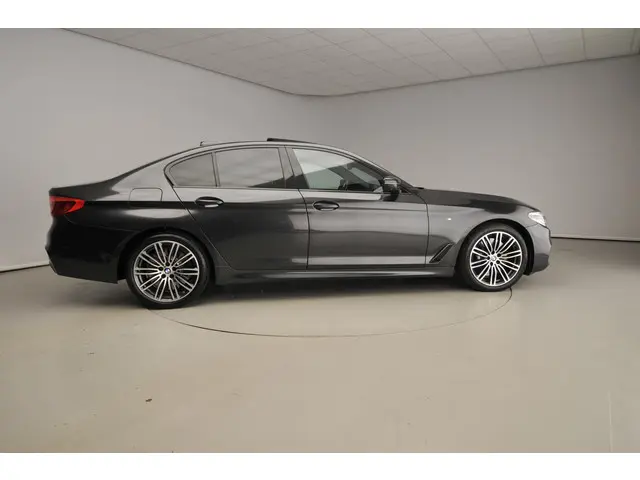 BMW 5 Serie Sedan 540i 2020 Benzine 4