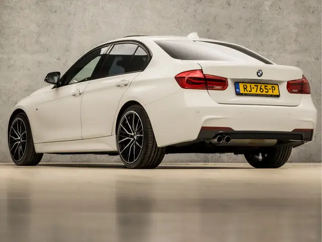 BMW 3 Serie 320i M Sport High Executive 2017 Benzine 3