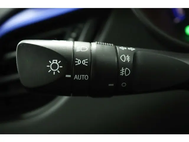 Toyota C-HR 1.8 Hybrid Bi-Tone 2017 Hybride Benzine 32