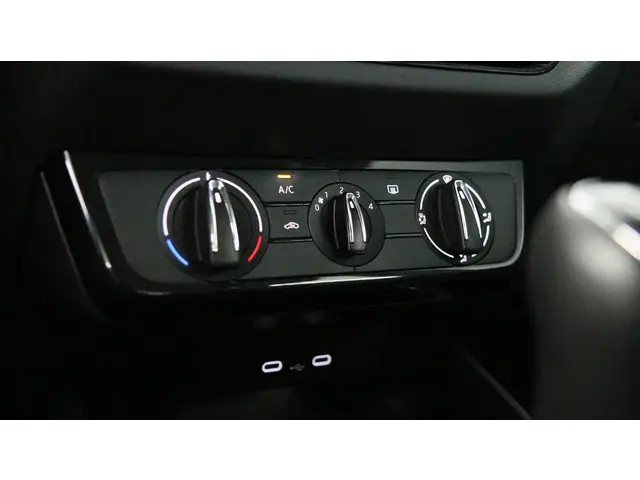 Škoda Fabia 1.0 TSI 95pk Selection 2024 Benzine 32