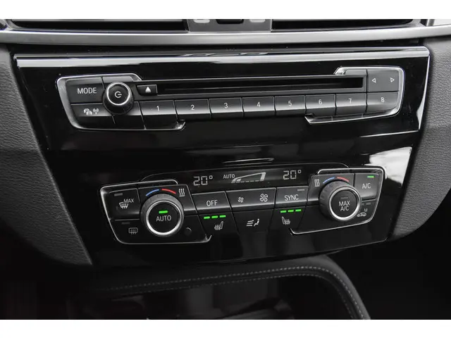 BMW X1 sDrive18i High Executive 2018 Benzine 24
